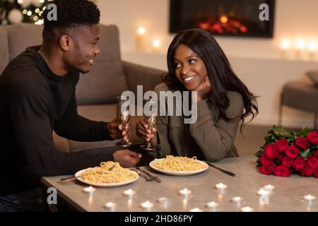 Afroamerikanisches Paar in Liebe feiert den Valentinstag zu Hause Stockfoto