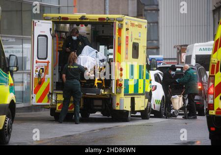 London, Großbritannien. 4th Januar 2022. Patienten, die im Royal London Hospital eintreffen. Der NHS steht unter Druck, bis zu 10 % der Mitarbeiter sind krank und die Fälle der Omicron-Variante nehmen weiter zu. Es gibt auch einen großen Rückstand von Patienten, die auf Operationen und Behandlungen warten. Kredit: Mark Thomas/Alamy Live Nachrichten Stockfoto