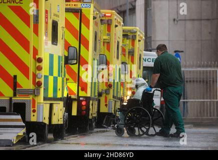 London, Großbritannien. 4th Januar 2022. Patienten, die im Royal London Hospital eintreffen. Der NHS steht unter Druck, bis zu 10 % der Mitarbeiter sind krank und die Fälle der Omicron-Variante nehmen weiter zu. Es gibt auch einen großen Rückstand von Patienten, die auf Operationen und Behandlungen warten. Kredit: Mark Thomas/Alamy Live Nachrichten Stockfoto