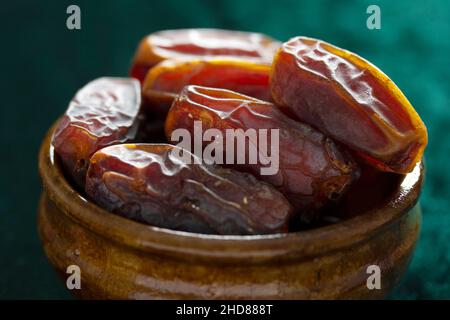 Rohe organische Medjool Termine verzehrfertige Stockfoto