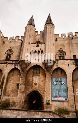 Das gotische Les Palais des Papes oder der Palast der Päpste in Avignon, Frankreich. Stockfoto