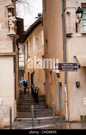 Statuenecke und Treppeneingang nach Avignon, Frankreich. Stockfoto