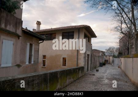 Avignon, Frankreich, kopfsteingepflasterte Straßen und lackierte Holzläden. Stockfoto