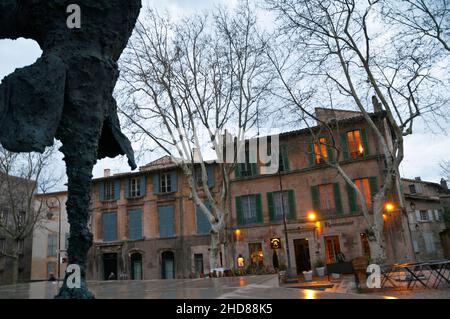 Place du Palais in Avignon mit der Skulptur Gran Elefant Dret von Miguel Barceló und französischem Bistro. Stockfoto