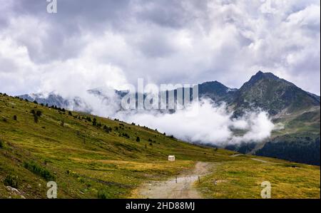 Schotterstraße durch karge Landschaft in den Pyrenäen, Spanien Stockfoto