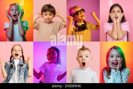 Collage von Porträts von kleinen niedlichen Kindern, Jungen und Mädchen isoliert auf bunten Studio-Hintergrund in Neonlicht. Emotionen, Gesichtsausdruck Stockfoto