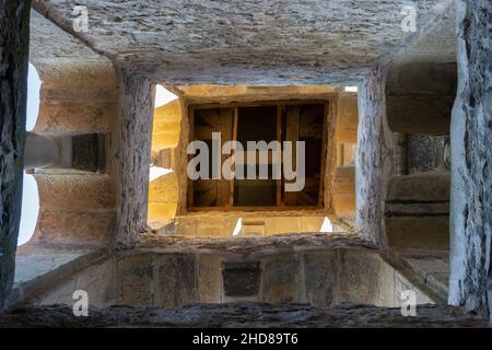 Blick in einen alten mittelalterlichen Turm Stockfoto