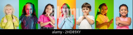 Set von Porträts von emotionalen kleinen niedlichen Kindern, Jungen und Mädchen isoliert auf bunten Studio-Hintergrund in Neonlicht. Emotionen, Gesichtsausdruck Stockfoto