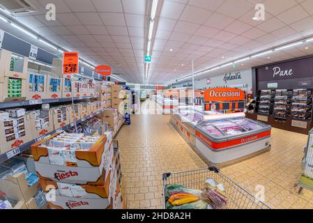 Fossano, Cuneo, Italien - 4. Dezember 2021: Interieur des LIDL Supermarkts mit Schnäppchen in Kühltheken . Die Lidl Stiftung & Co KG ist ein europäischer SU Stockfoto