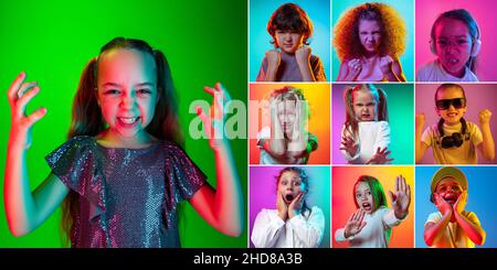 Set von Porträts von emotionalen kleinen niedlichen Kindern, Jungen und Mädchen isoliert auf bunten Studio-Hintergrund in Neonlicht. Emotionen, Gesichtsausdruck Stockfoto