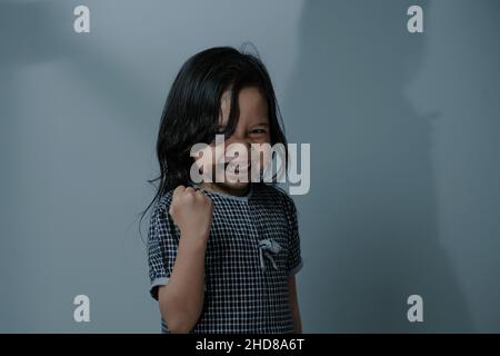 Die Emotionen und Mimik des kleinen Mädchens Stockfoto