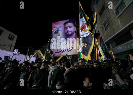 Gaza-Stadt, Gazastreifen, Palästina. 3rd Januar 2022. Gaza, Palästina. 04. Januar 2022. Anhänger der Bewegung des Islamischen Dschihad in Palästina protestieren in Solidarität mit dem hungerstreikenden palästinensischen Verwaltungshäftling Hisham Abu Hawasch in Gaza-Stadt. Hisham Abu Hawasch befindet sich seit mehr als 140 Tagen in einem Hungerstreik in israelischen Gefängnissen, aus Protest gegen die israelische Politik der Verwaltungshaft, was bedeutet, dass er nicht wegen eines Verbrechens angeklagt wurde. Das Internationale Komitee vom Roten Kreuz und Gefängnisgruppen haben davor gewarnt, dass Hawashs Gesundheitszustand eine gute Gesundheit darstellt Stockfoto