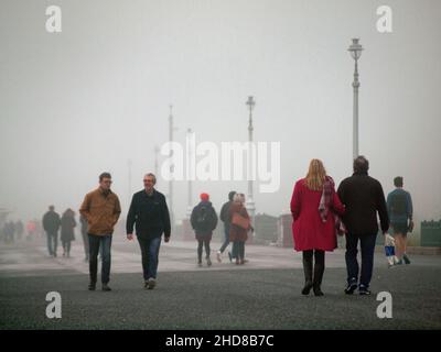 Ein nebliger Wintertag auf der Promenade in Hove, Brighton Stockfoto