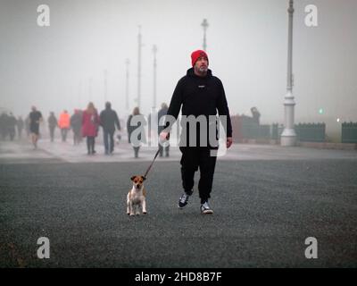 Ein nebliger Wintertag auf der Promenade in Hove, Brighton Stockfoto