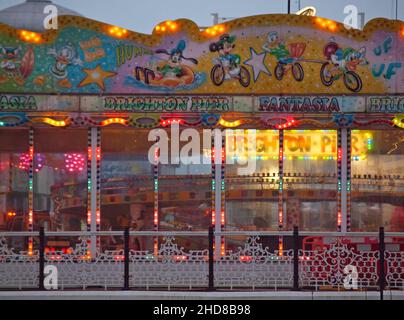 Helle Lichter eines Abends am Brighton Palace Pier Stockfoto