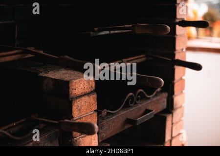 Und alten Barbacue aus Ziegeln Stockfoto