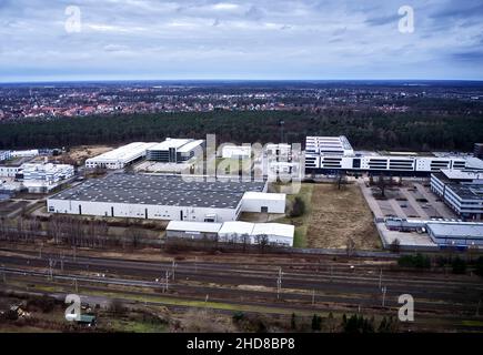 Luftaufnahme vom südlichen Rand der Stadt Gifhorn, Deutschland, zeigt eine Entwicklung von Einfamilienhäusern hinter einem neuen Industriepark mit Bel Stockfoto