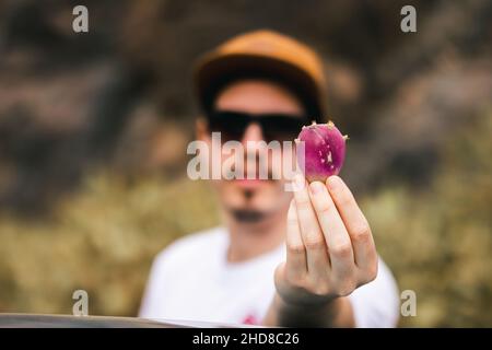 Ein junger Mann mit einer stacheligen Birne Stockfoto