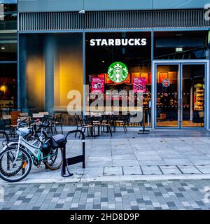 London England UK Januar 02 2022, Starbucks Coffee Shop Southbank London with No People and Parked Bicycles Stockfoto