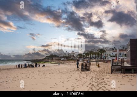 Strand- und Stadtblick, Praia da Luz, Algarve, Portugal, Europa Stockfoto