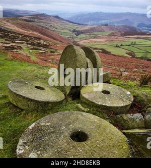 Mühlsteine unterhalb von Stanage Edge im Derbyshire Peak District in Großbritannien mit Blick auf das Derwent Valley Stockfoto