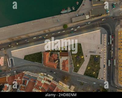 Blick aus der Vogelperspektive auf den Platz in der Dämmerung. Campo das Cebolas - Portas do Mar, Lissabon, Portugal. Architekt: carrilho da Graça arquitectos, 2018. Stockfoto