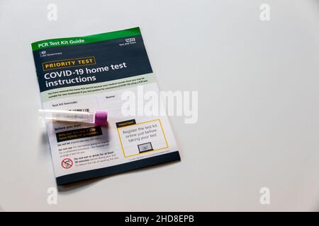 PCR-TEST KIT - PRIORITÄTSTEST FÜR KLINISCH GEFÄHRDETE MENSCHEN ZU HAUSE, UM ZUGANG ZU NEUEN ANTIVIRALEN BEHANDLUNGEN FÜR COVID-19 ZU ERHALTEN - UK NHS TEST AND TRACE. Stockfoto