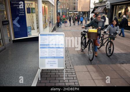 Laterale Durchflußtests des Coronavirus sind als Omicron-Variante kurzzeitig verfügbar - keine verfügbar bei Boots in Norwich UK Dezember 2021 Stockfoto