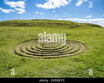 Das Labyrinth aus keltischen Labyrinthen, das in den Schwarzes des Solsbury Hill und seiner Festung auf einem eisenzeitlichen Hügel oberhalb der Stadt Bath in Somerset, Großbritannien, eingegraben wurde Stockfoto