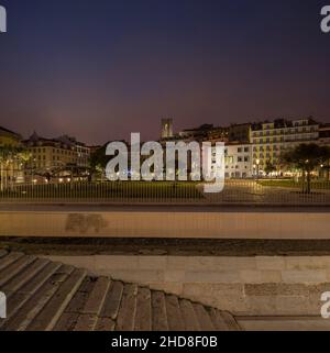 Blick mit beleuchtetem Zugang zur Tiefgarage. Campo das Cebolas - Portas do Mar, Lissabon, Portugal. Architekt: carrilho da Graça arquitectos, 20 Stockfoto
