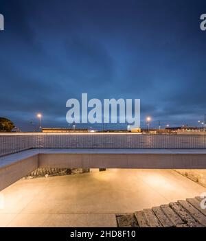 Blick in die Tiefgarage und den Fluss in der Abenddämmerung. Campo das Cebolas - Portas do Mar, Lissabon, Portugal. Architekt: carrilho da Graça arquitectos, 201 Stockfoto