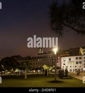 Blick über den öffentlichen Platz bei Nacht. Campo das Cebolas - Portas do Mar, Lissabon, Portugal. Architekt: carrilho da Graça arquitectos, 2018. Stockfoto