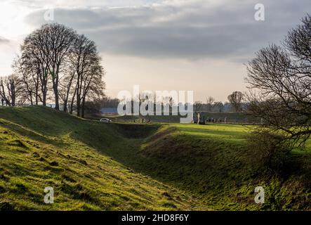 Die kreisförmigen äußeren Erdarbeiten und der Graben von Avebury henge Wiltshire UK haben einen Durchmesser von fast 0,5km und enthalten eine A-Straße und mehrere Steinkreise Stockfoto