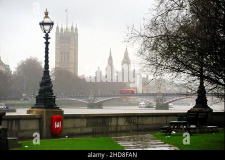 London, Großbritannien. 4th Januar 2022. Kalt und nass im West End. Kredit: JOHNNY ARMSTEAD/Alamy Live Nachrichten Stockfoto