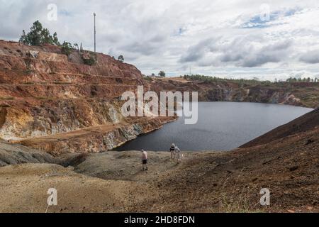 Geologen untersuchen den Boden rund um die verlassene Mine Sao Domingos in Corte do Pinto, Alentejo, Portugal. Stockfoto