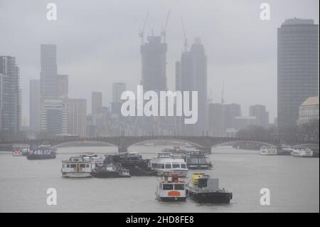 London, Großbritannien. 4th Januar 2022. Kalt und nass im West End. Kredit: JOHNNY ARMSTEAD/Alamy Live Nachrichten Stockfoto