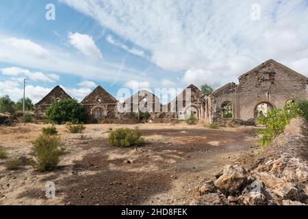 Die Ruinen der 1966 geschlossenen Sao Domingos Mine in Corte do Pinto, Alentejo, Portugal. Stockfoto