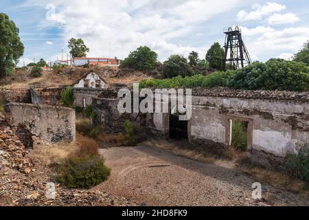 Verlassene Metallkonstruktionen und Gebäude der Minen Sao Domingos in Corte do Pinto, Alentejo, Portugal. Stockfoto