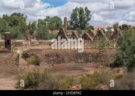 Die Ruinen der 1966 geschlossenen Sao Domingos Mine in Corte do Pinto, Alentejo, Portugal. Stockfoto