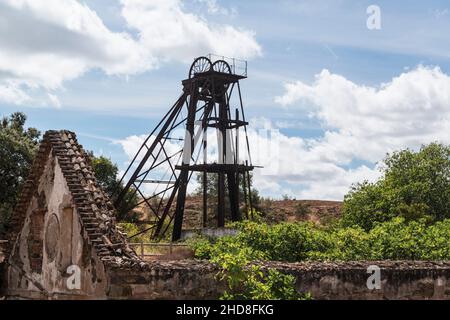 Verlassene Metallkonstruktionen und Gebäude der Minen Sao Domingos in Corte do Pinto, Alentejo, Portugal. Stockfoto