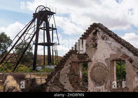 Verlassene Metallkonstruktionen und Gebäude der Minen Sao Domingos in Corte do Pinto, Alentejo, Portugal. Stockfoto