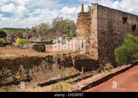 Die Ruinen der 1966 geschlossenen Sao Domingos Mine in Corte do Pinto, Alentejo, Portugal. Stockfoto