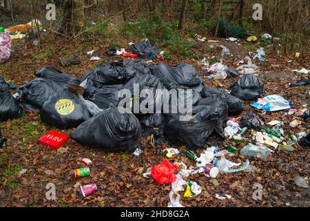 Slough, berkshire, Großbritannien. 4th. Januar 2022. Schockierende Mengen illegaler Flugkippen entlang einer Landstraße in Slough, Bekshire. Quelle: Maureen McLean/Alamy Stockfoto