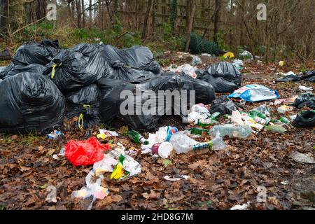 Slough, berkshire, Großbritannien. 4th. Januar 2022. Schockierende Mengen illegaler Flugkippen entlang einer Landstraße in Slough, Bekshire. Quelle: Maureen McLean/Alamy Stockfoto