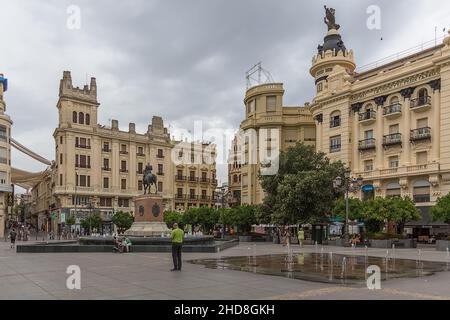 Córdoba Spanien - 09 13 2021: Blick auf den Tendillas-Platz, Plaza de las tendillas, der als Hauptplatz der Stadt gilt, klassische Gebäude, Brunnen Stockfoto