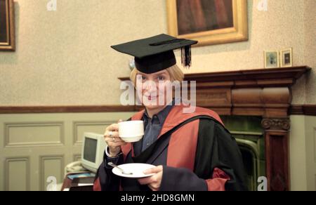 Die Comedienne Victoria Wood genießt eine Tasse Tee, nachdem sie am Mittwoch, den 16th. Dezember 1998, einen Ehrenmasterabschluss von der UMIST, der Science, Engineering and Management University in Manchester, erhalten hat Stockfoto