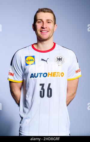 04. Januar 2022, Bayern, Großwallstadt: Handball-Nationalmannschaft, Deutschland, Fotogelegenheit: Der deutsche Handballnationalspieler Lukas Mertens . Foto: Sascha Klahn/dpa Stockfoto