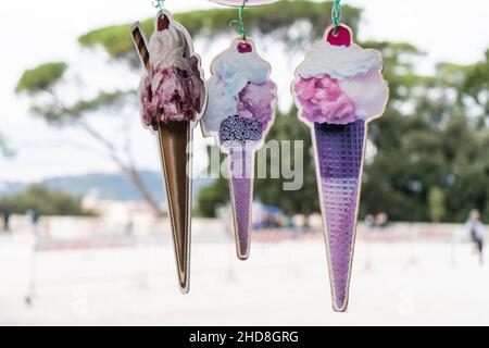 Eiszapfen mit verschiedenen Geschmacksrichtungen in Rom, Italien Stockfoto