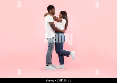 Afroamerikanischer Mann, der mit seiner Frau kuschelt Stockfoto