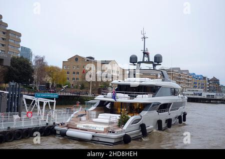 Phoenix Yacht liegt in London am Side Tower Bridge Quay. Stockfoto